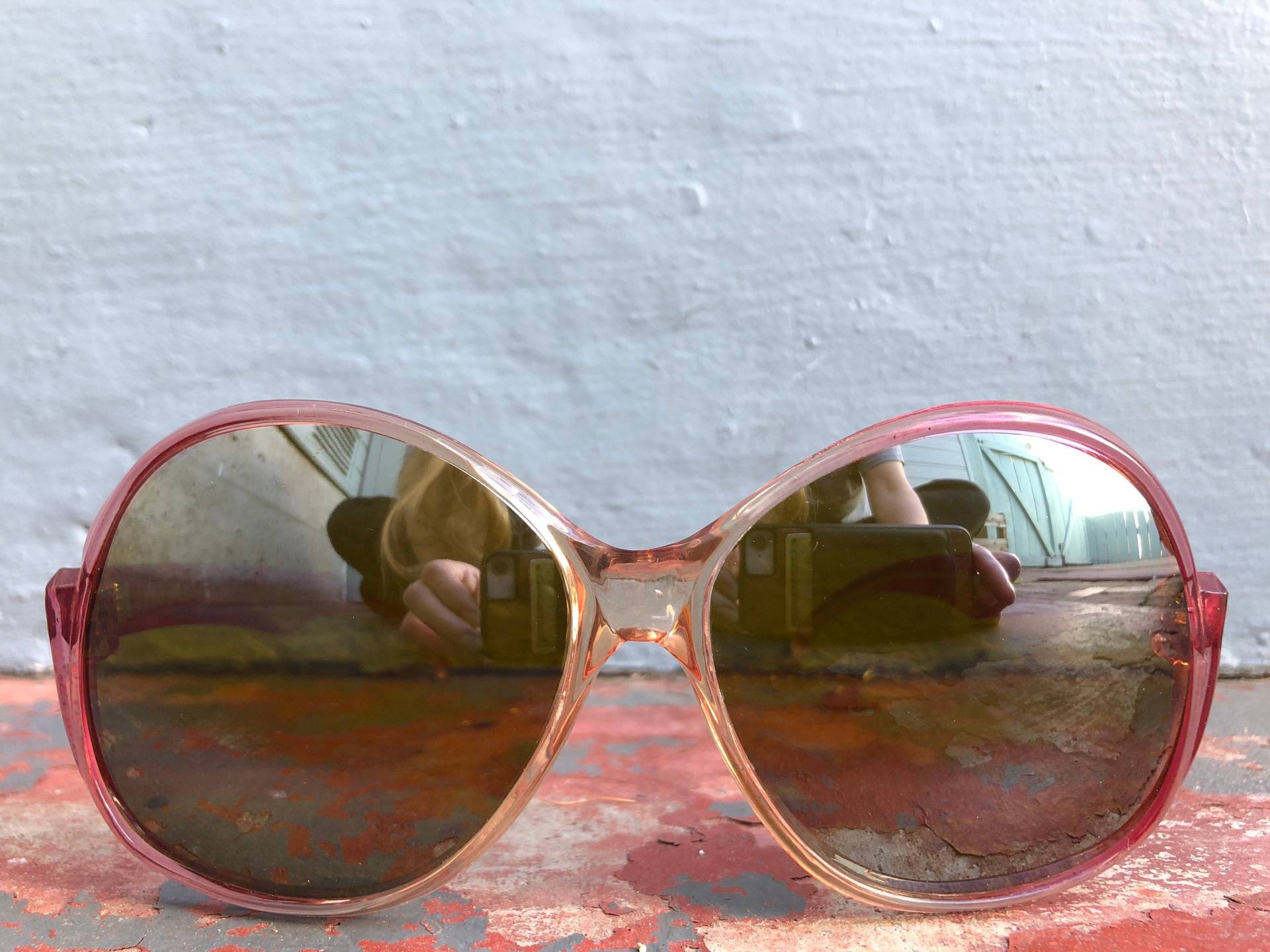 70Er 80Er Jahre Neue Vintage Sonnenbrille Pink Klare Ombré Kunststoffrahmen Runde Übergroße Metallisch Reflektierend Gelb Getönte Gläser von 1982Estates