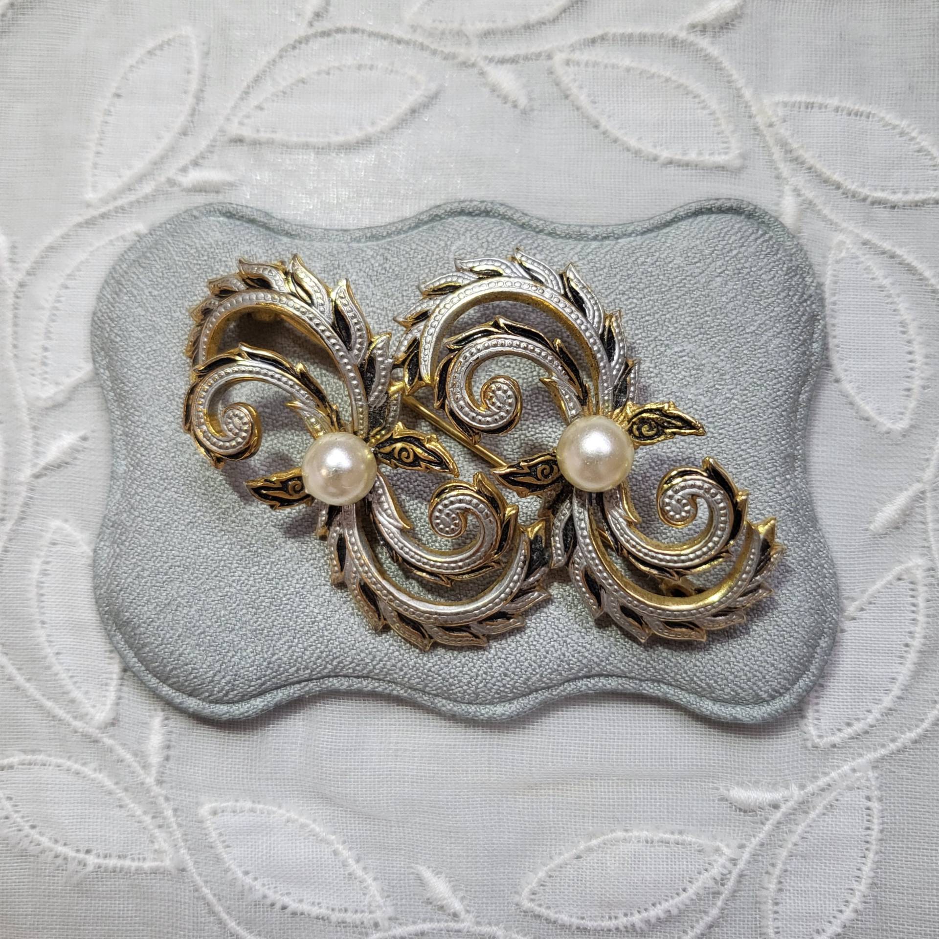 Brosche - Damaszener Faux Pearl Swirly von 1990Jewellery