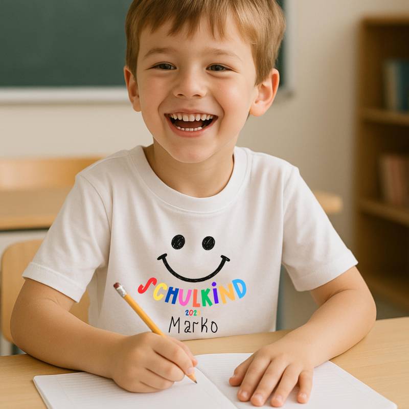 Personalisierter Erster Schultag Shirt 2025 - Wunschname Personalisierter Erster Schultag Shirt 2025 - Wunschname von 1ONEPERCENTClothing