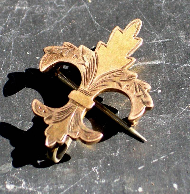 Vintage 14K Schöne Fleur De Lis Anstecknadel Mit Haken Für Damen Große Taschenuhr von 1ofaKindOldJewelBoxs