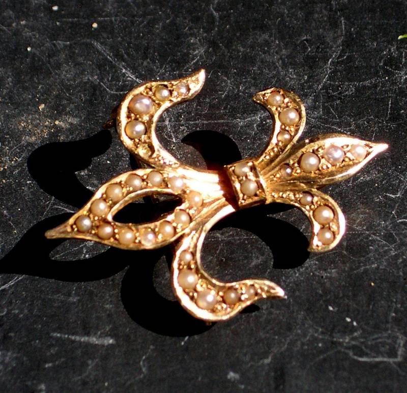 Vintage Wunderschöne 14 Karat Und Perlen Fleur De Lis Anstecknadel Mit Haken Für Damen Taschenuhr von 1ofaKindOldJewelBoxs