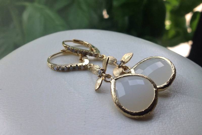 Weiß Floral Schmuck - Gold Ohrringe Dangle Jewelry Weihnachtsgeschenk Hochzeitsschmuck Weiß Floral Schmuck - Gold Ohrringe Dangle Jewelry Weihnachtsgeschenk Hochzeitsschmuck von 2010louisek7