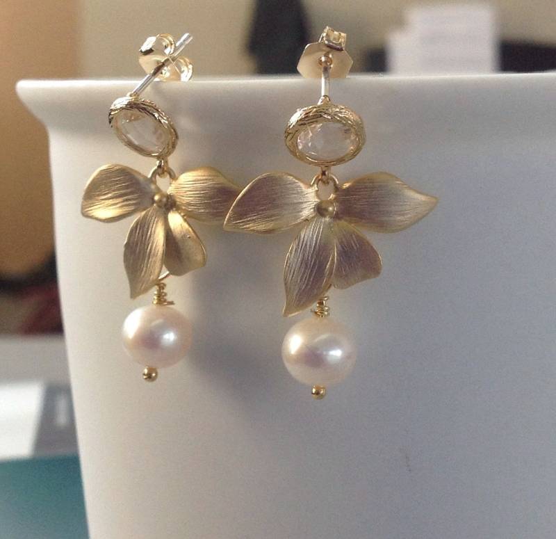 Braut Perlen Tropfen Ohrringe, Hochzeitsgeschenke, Weiße Perle An Gold Orchidee Geschenk Für Sie Braut Perlen Tropfen Ohrringe, Hochzeitsgeschenke, Weiße Perle An Gold Orchidee Geschenk Für Sie von 2010louisek7