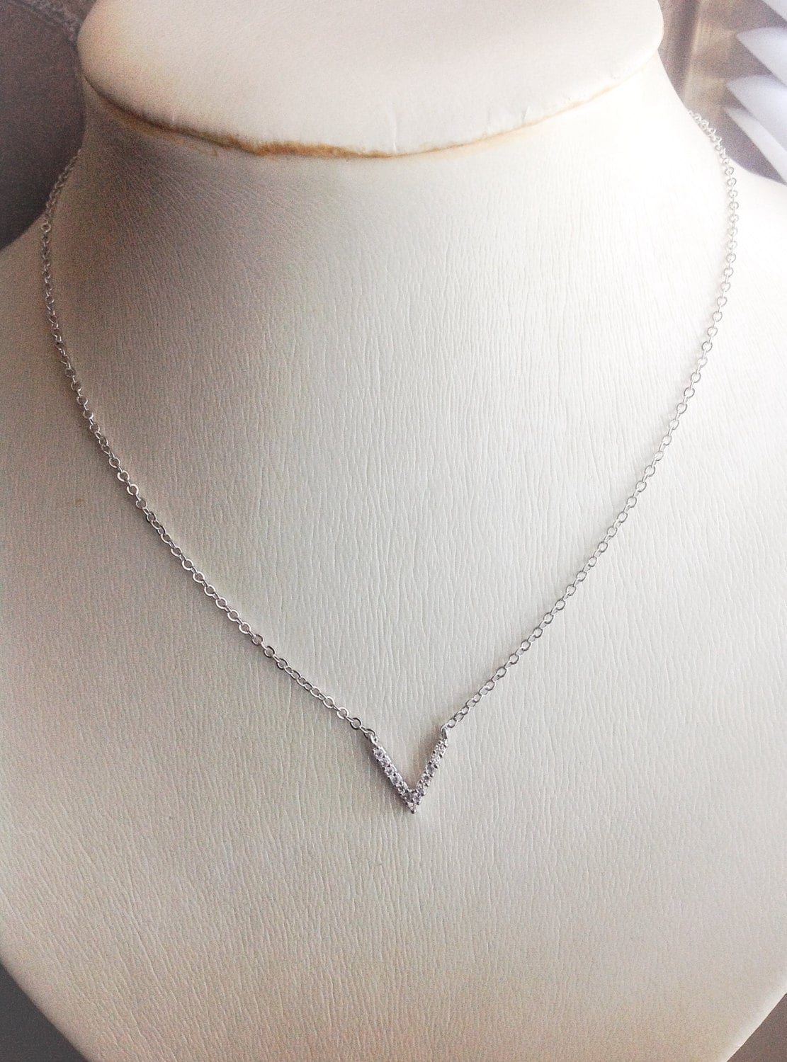 Schlichte V Initial Halskette Mit Winzigen Cubic Zirkonia, Anhänger Halskette, Silber Zierliche Schmuck Geschenk Für Sie Schlichte V Initial Halskette Mit Winzigen Cubic Zirkonia, Anhänger Halskette, Silber Zierliche Schmuck Geschenk Für Sie von 2010louisek7
