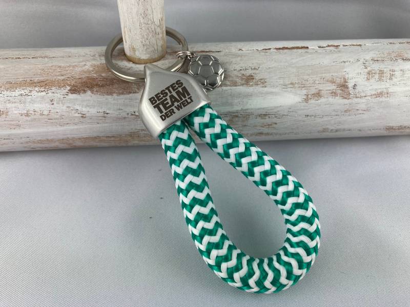 Schlüsselanhänger Aus Segelseil Mit Versilberter Endkappe Gravur "Bestes Team Der Welt" Fussballanhänger, Grün-Weiß von 20glueckSMomente18