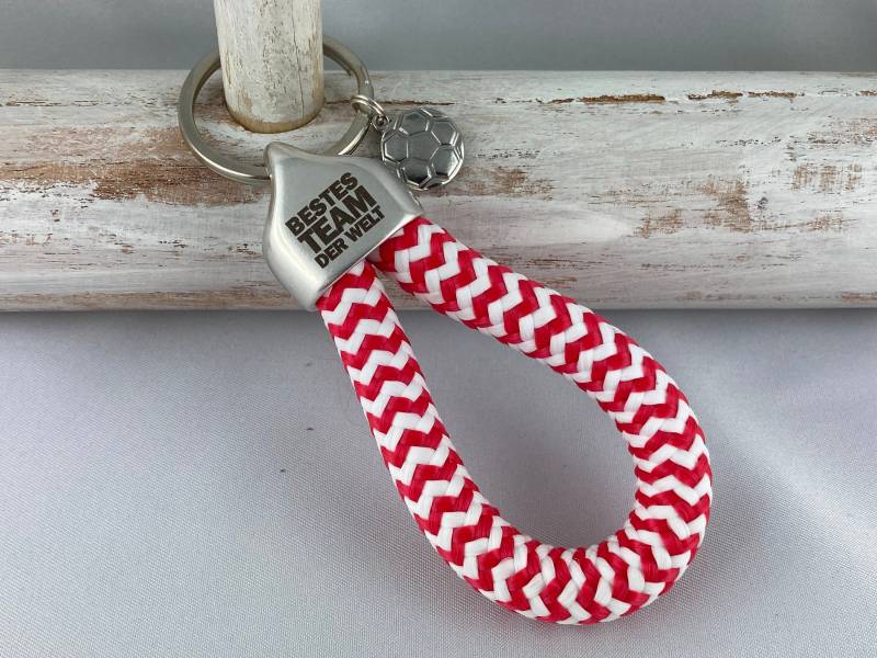 Schlüsselanhänger Aus Segelseil Mit Versilberter Endkappe Gravur "Bestes Team Der Welt" Fussballanhänger, Rot-Weiß von 20glueckSMomente18