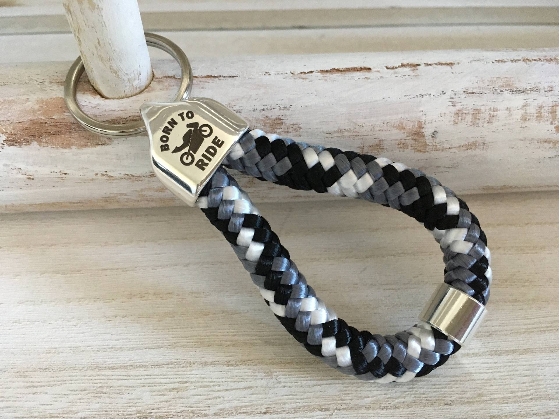Schlüsselanhänger Aus Segelseil Mit Versilberter Endkappe Gravur "Born To Ride" Und Schiebeperle, Schwarz-Weiß-Grau-Mix von 20glueckSMomente18