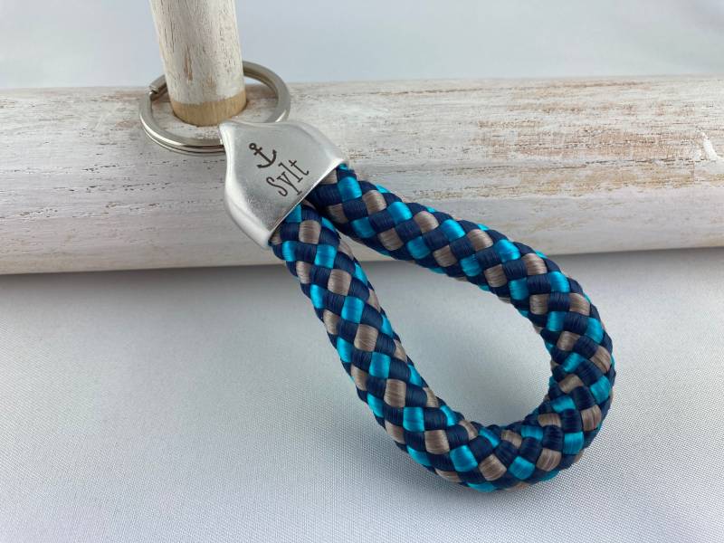 Schlüsselanhänger Aus Segelseil Mit Versilberter Endkappe Gravur "Sylt", Dunkelblau-Petrol-Grau von 20glueckSMomente18