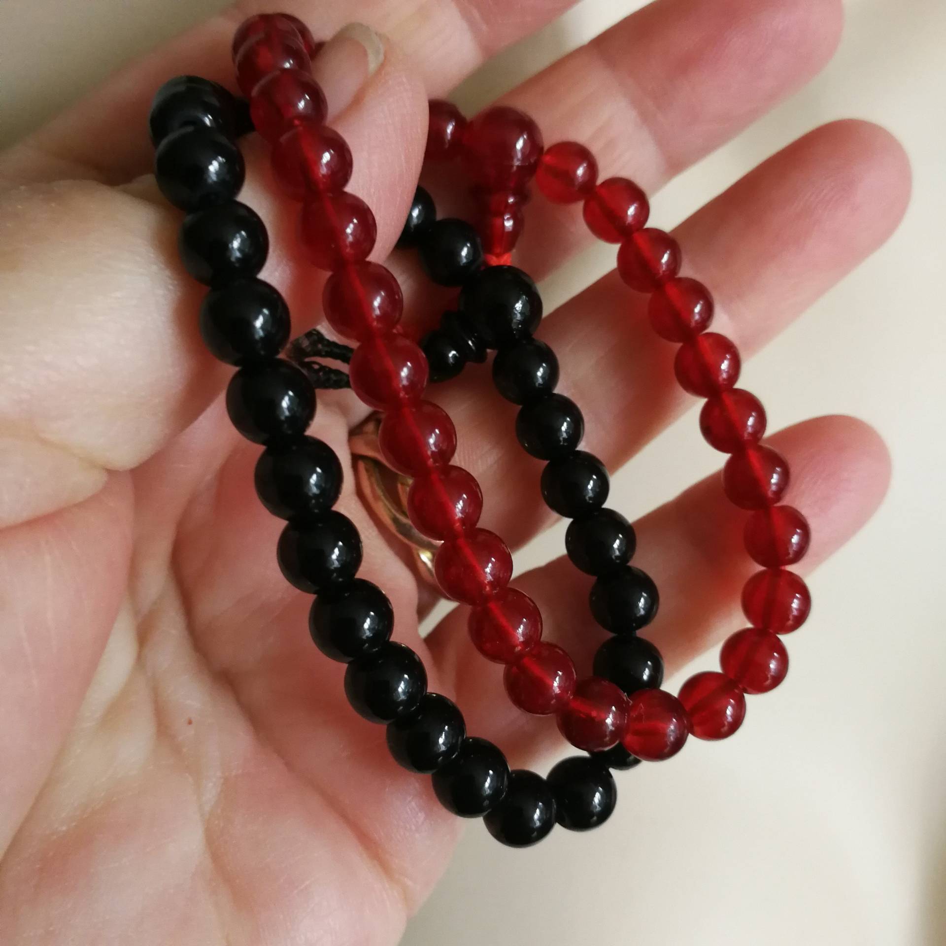 Armbänder - Paar Glasperlen Schwarz Und Rot von 20thCenturyStuff