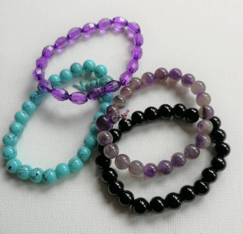Armband - Lot Von 4 Armbändern, Darunter Ein Lila Halbedelstein Armband - Lot Von 4 Armbändern, Darunter Ein Lila Halbedelstein von 20thCenturyStuff