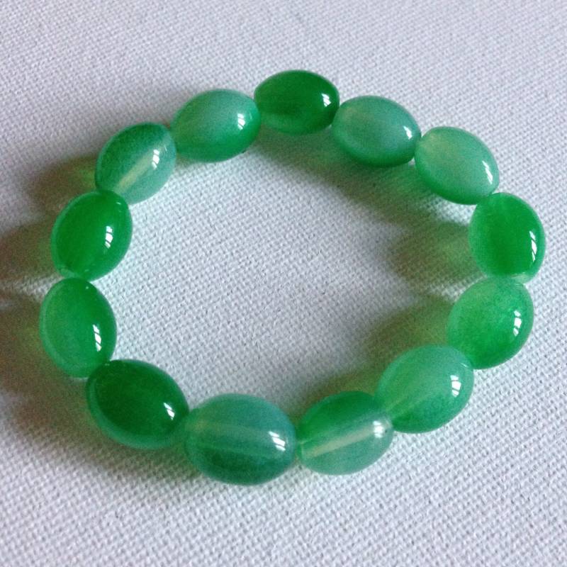 Armband - Ovales Kunststoff Perlenarmband Mit Schnörkeln in Der Farbe Grün Marmoriert Armband - Ovales Kunststoff Perlenarmband Mit Schnörkeln in Der Farbe Grün Marmoriert von 20thCenturyStuff