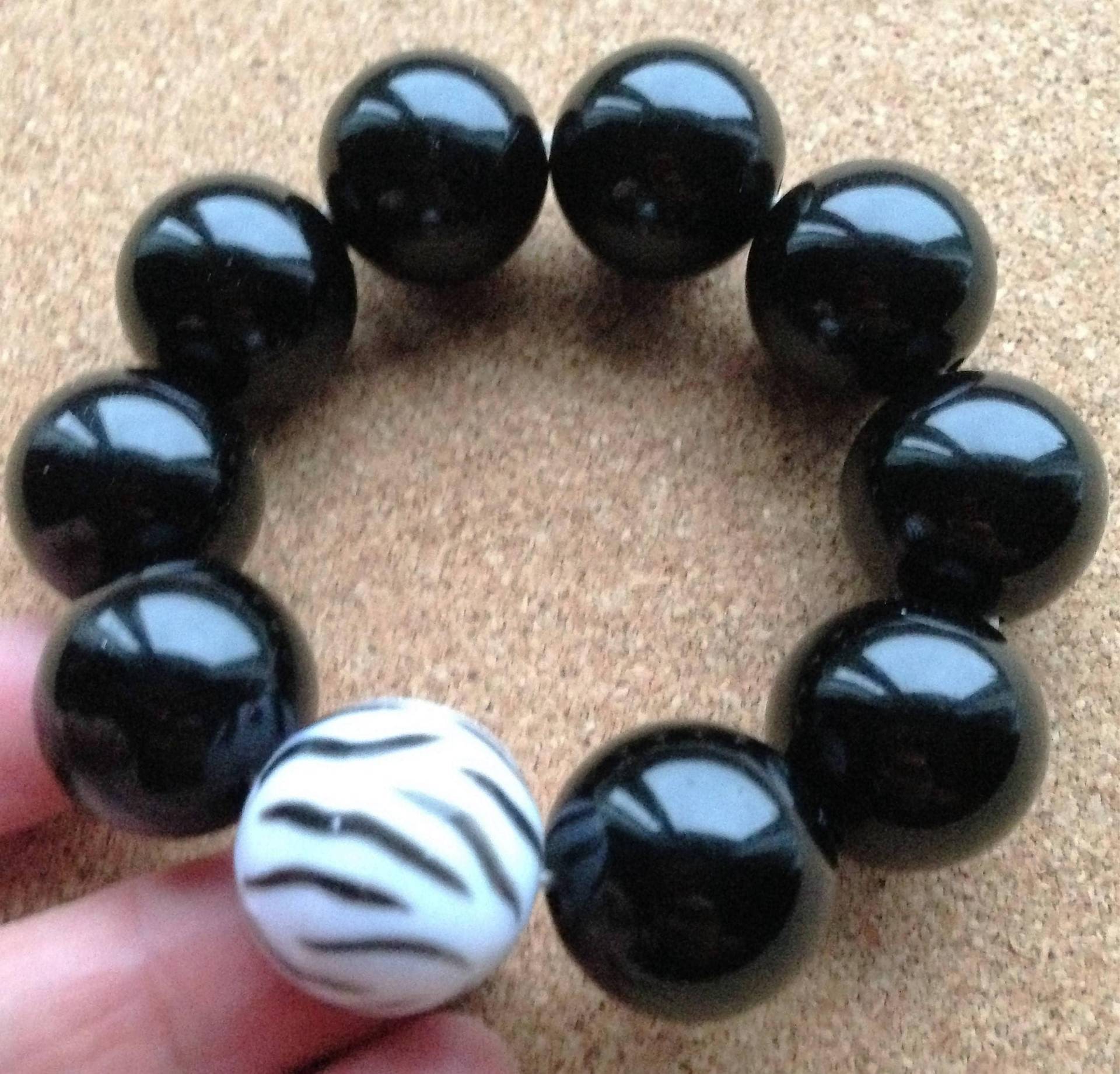 Armband - Schwarzes Großes Rundes Kunststoffperlenarmband Mit Einer Gestreiften Feature-Perle Toller Chunky Modeschmuck Armband - Schwarzes Großes Rundes Kunststoffperlenarmband Mit Einer Gestreiften Feature-Perle Toller Chunky Modeschmuck von 20thCenturyStuff