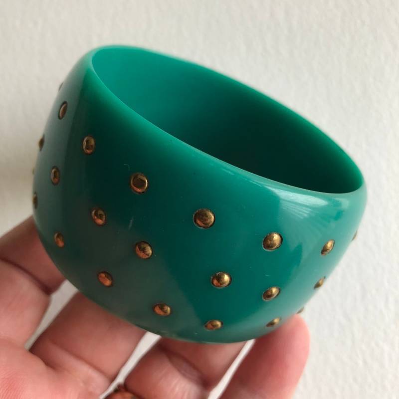 Armreif - Flippiger Türkis Blauer Kunststoff Mit Retro Design Aus Messingdetail Armreif - Flippiger Türkis Blauer Kunststoff Mit Retro Design Aus Messingdetail von 20thCenturyStuff