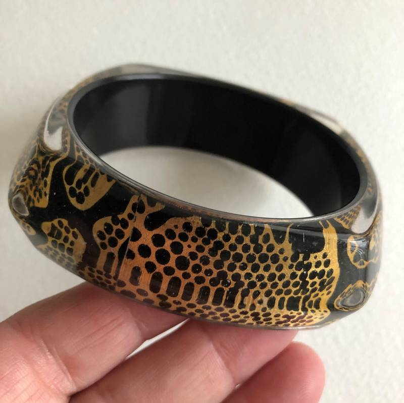 Armreif - Funky Schlangenhaut Muster Schwarz-Goldener Kunststoff Retro Design von 20thCenturyStuff