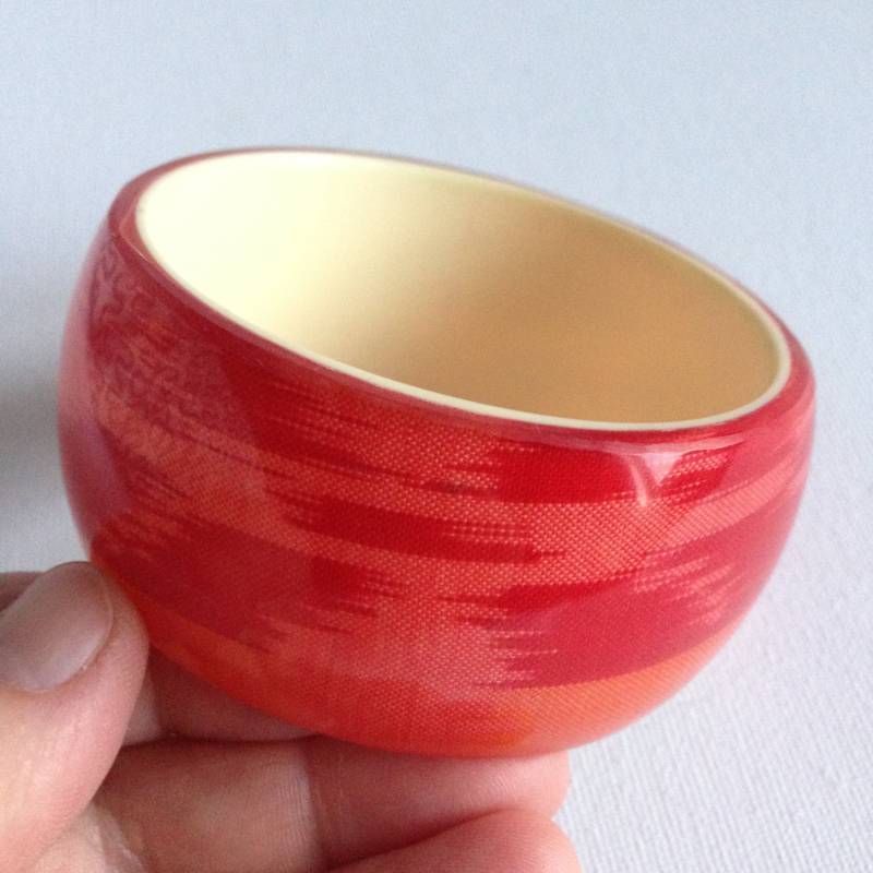 Armreif - Rot Und Orange Gemusterter Kunststoffarmreif, Innen Cremefarben Armreif - Rot Und Orange Gemusterter Kunststoffarmreif, Innen Cremefarben von 20thCenturyStuff