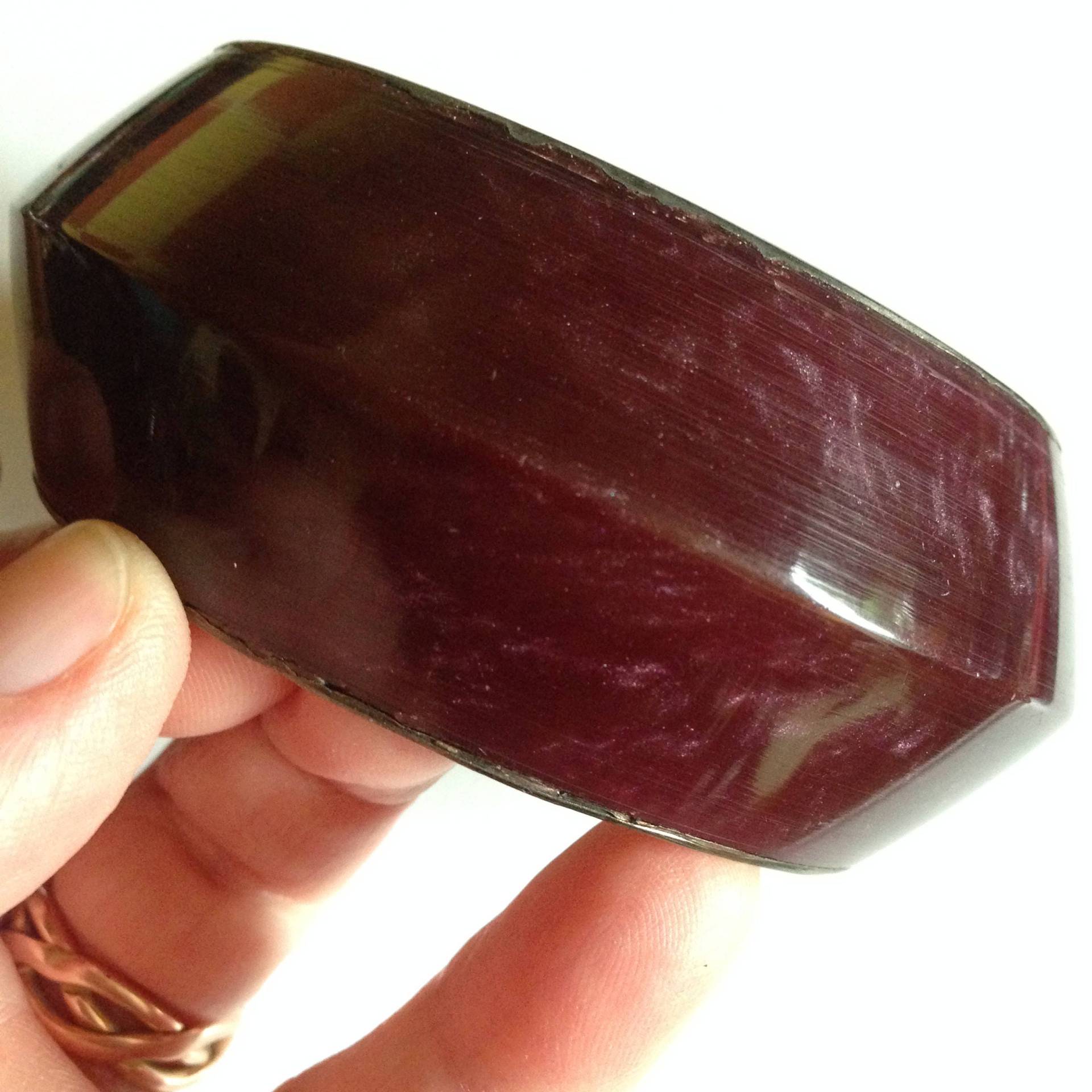 Armreif - Ungewöhnlicher Vintage Marmorierter Plastisch Irisierender Mit Messing-Innenleben von 20thCenturyStuff