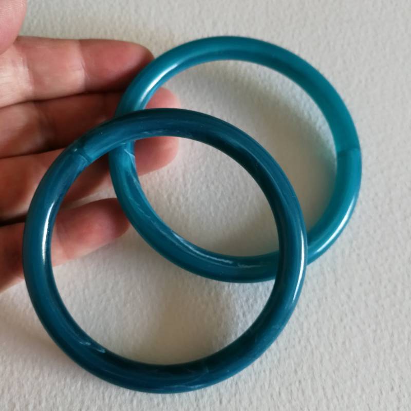 Armreifen - Paar Flippige Aus Kunststoff Blau Marmoriert Im Retro Design Armreifen - Paar Flippige Aus Kunststoff Blau Marmoriert Im Retro Design von 20thCenturyStuff