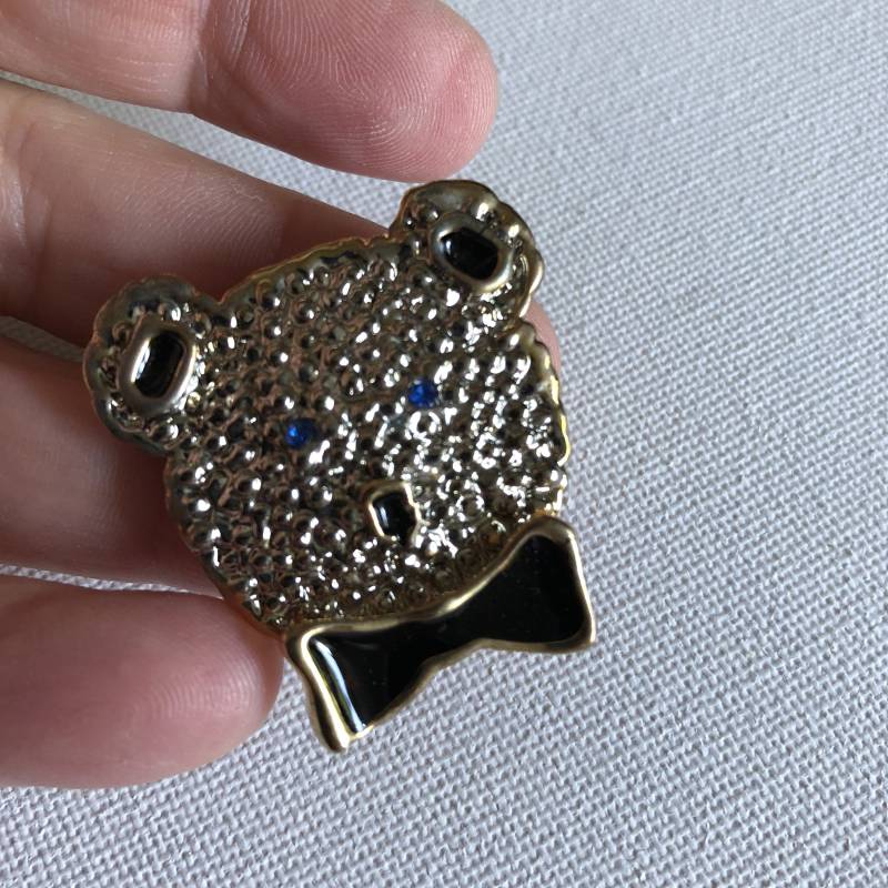 Art Deco Bärenbrosche Aus Goldfarbenem Metall Blauäugige Brosche von 20thCenturyStuff
