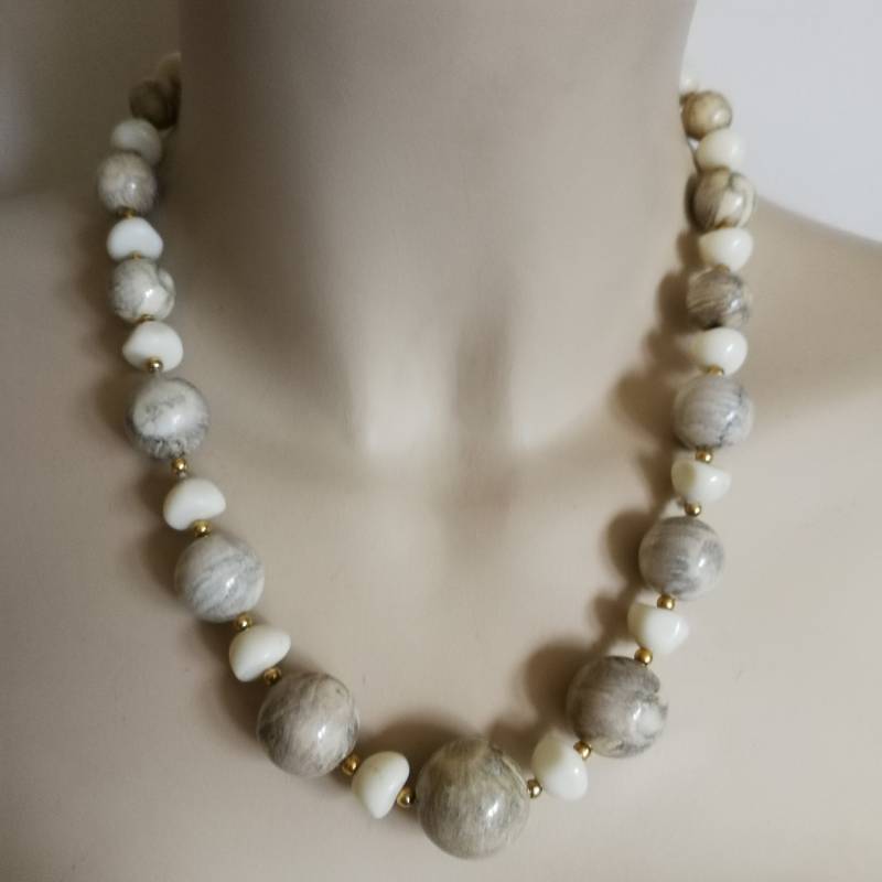 Chunky Grau & Creme Perlenkette Mit Gold Akzenten von 20thCenturyStuff