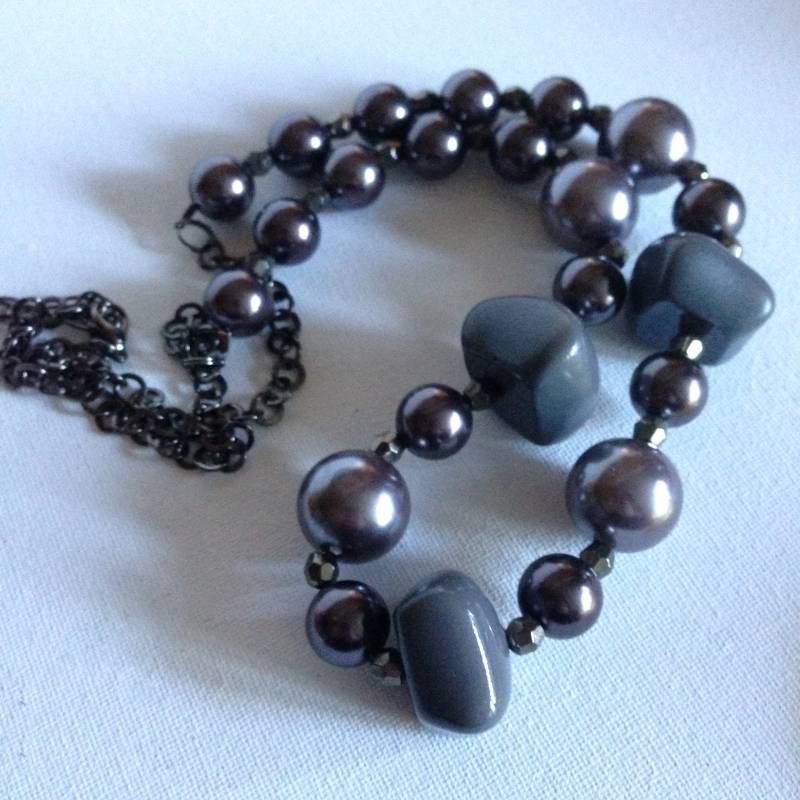 Chunky Graue Plastikperlen-Halskette - Vintage Modeschmuck Chunky Graue Plastikperlen-Halskette - Vintage Modeschmuck von 20thCenturyStuff