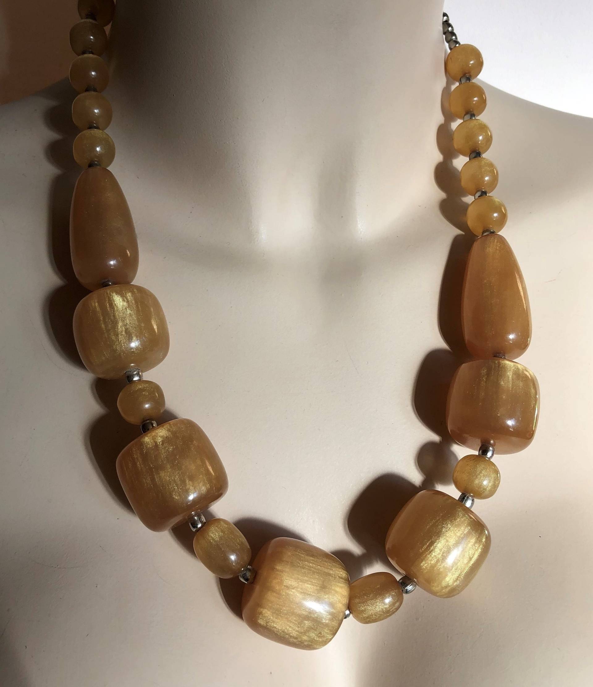 Chunky Marmorierte Goldplastik-Halskette Retro-Perlendesign von 20thCenturyStuff