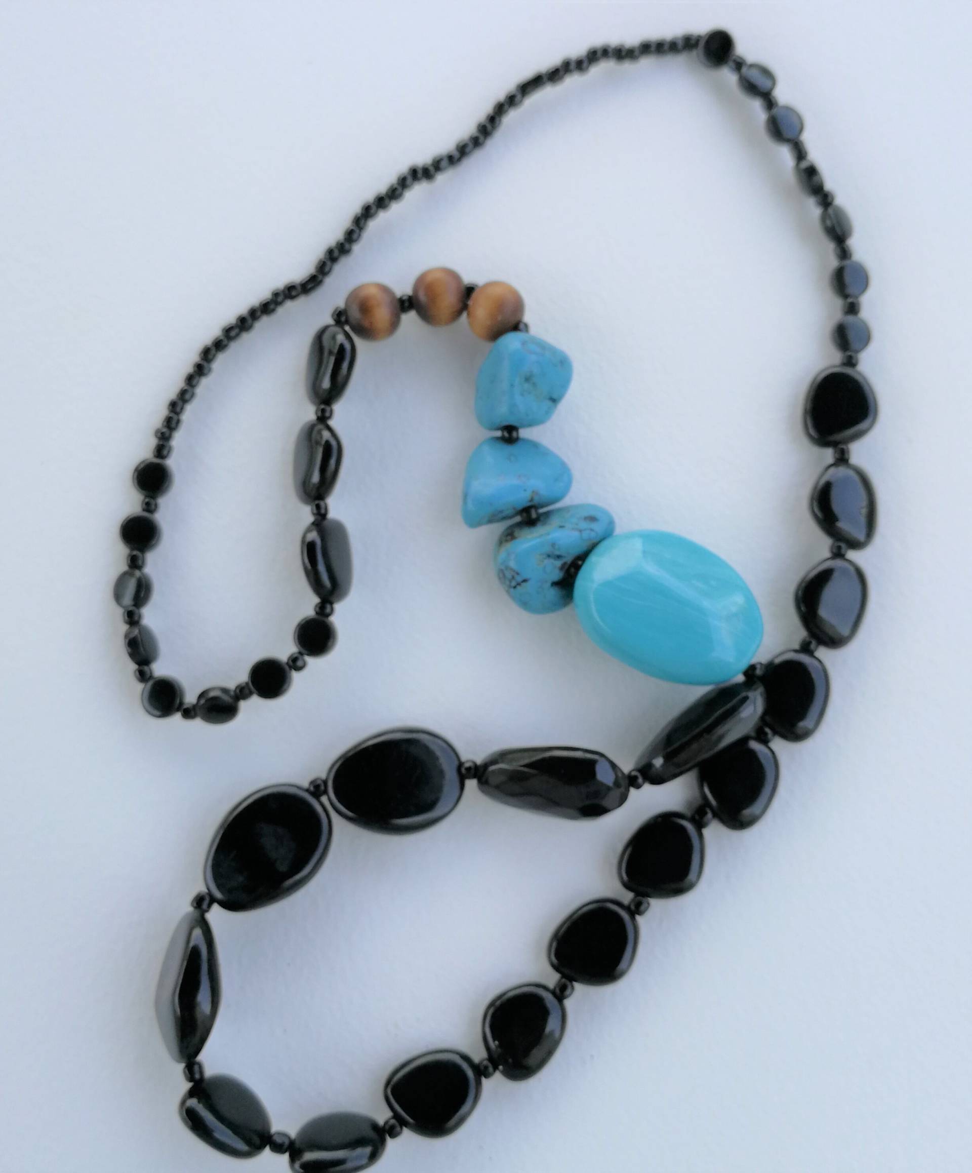 Chunky Pebble Halskette Schwarzer Kunststoff, Türkis & Holzperlen von 20thCenturyStuff