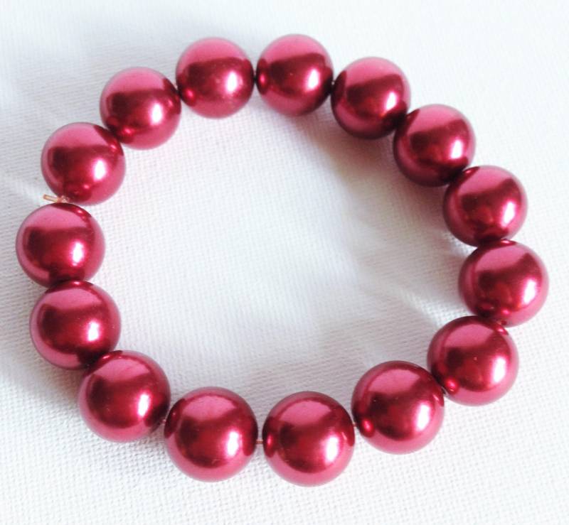 Dickes Rundes Perlmutt Rotes Armband Aus Kunststoffperlen Dickes Rundes Perlmutt Rotes Armband Aus Kunststoffperlen von 20thCenturyStuff