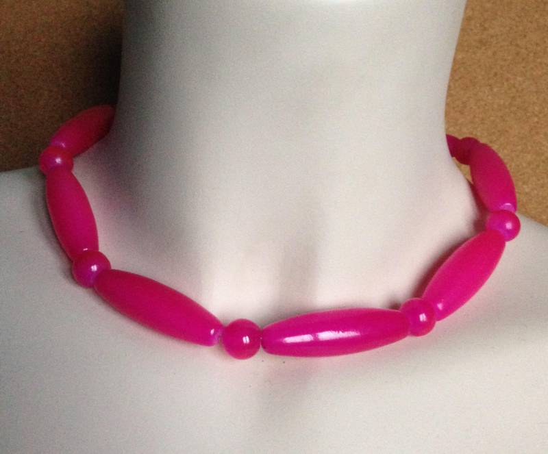Funky Pink Kunststoff Perlen Halskette - Vintage Modeschmuck Funky Pink Kunststoff Perlen Halskette - Vintage Modeschmuck von 20thCenturyStuff