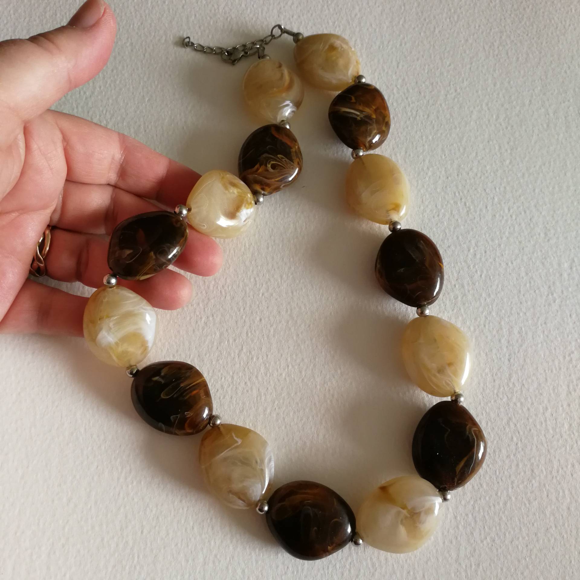 Halskette - A Funky Klobige Marmorierte Swirly Bernstein Und Cremeweiß Kunststoff Kiesel Förmige Perlenkette Retro-Design Kunststoffperlen von 20thCenturyStuff