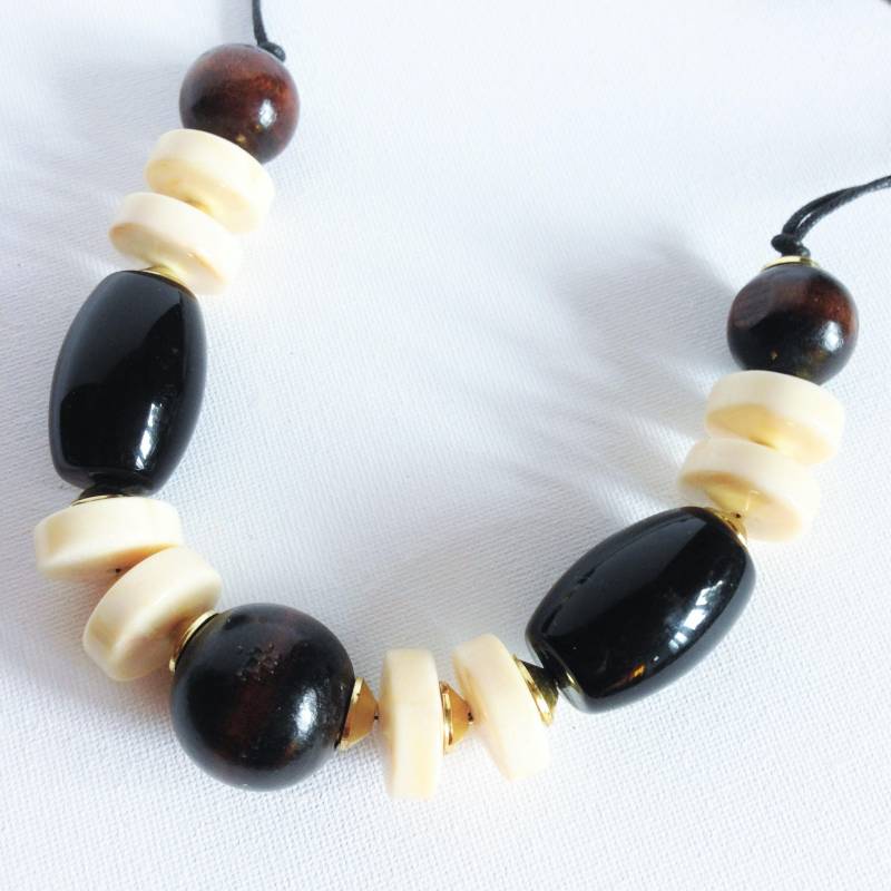 Halskette - Chunky Schwarze Und Creme Kunststoffperlen Halskette - Chunky Schwarze Und Creme Kunststoffperlen von 20thCenturyStuff