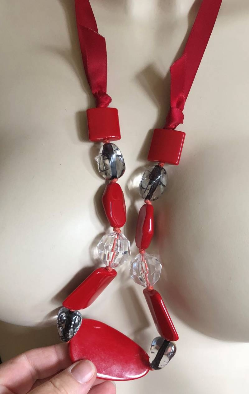 Halskette - Collier Aus Rotem Kunststoff Und Perlen Klar Halskette - Collier Aus Rotem Kunststoff Und Perlen Klar von 20thCenturyStuff