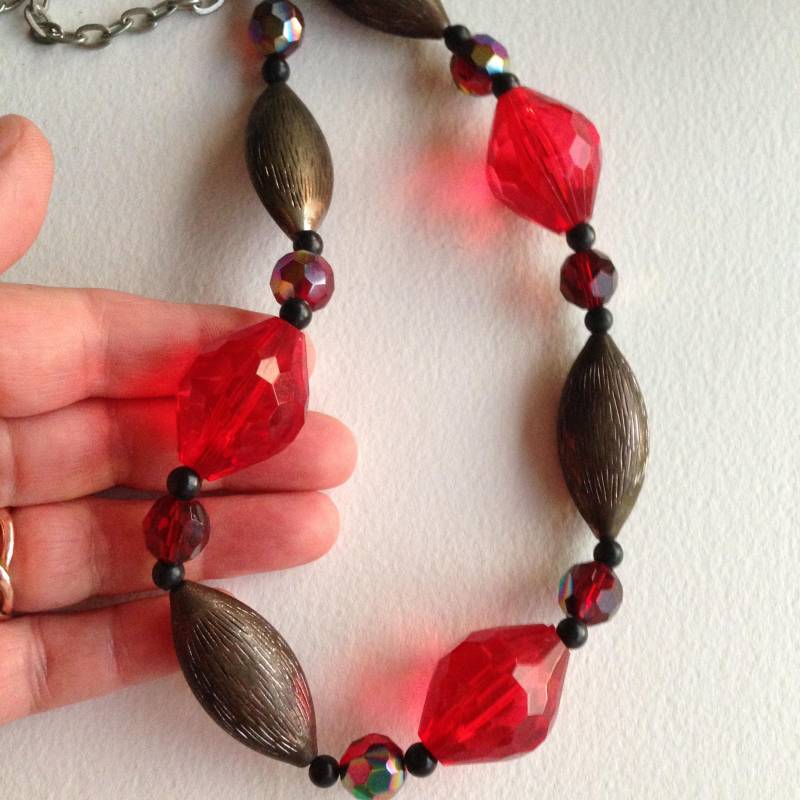 Halskette - Funky Sehr Chunky Rot Kunststoff Und Bronze Vintage Retro Fun Halskette - Funky Sehr Chunky Rot Kunststoff Und Bronze Vintage Retro Fun von 20thCenturyStuff