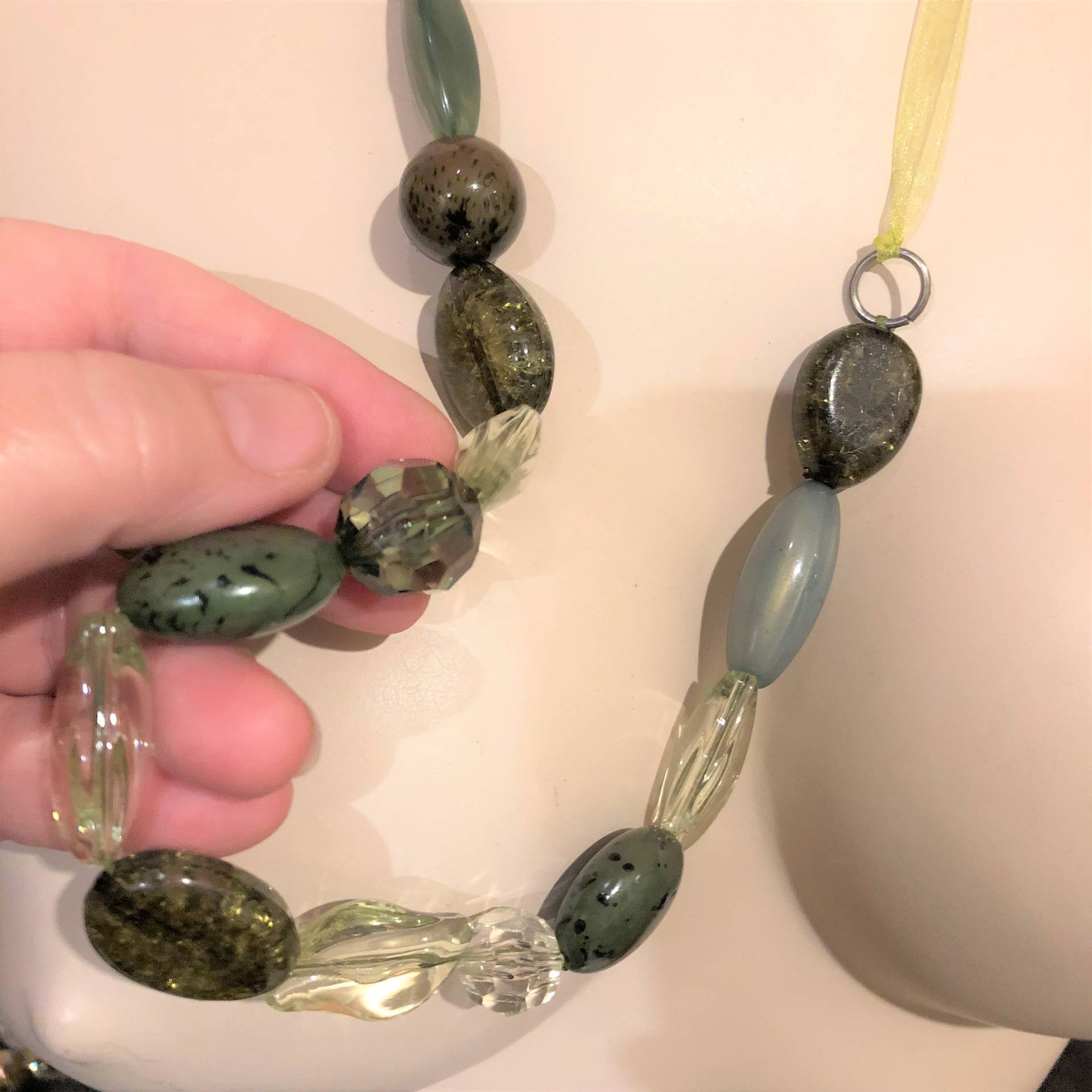 Halskette - Gemischt Grün Marmorierte Kunststoff Kunststoffperlen Klare Perlen Lindgrün Band von 20thCenturyStuff