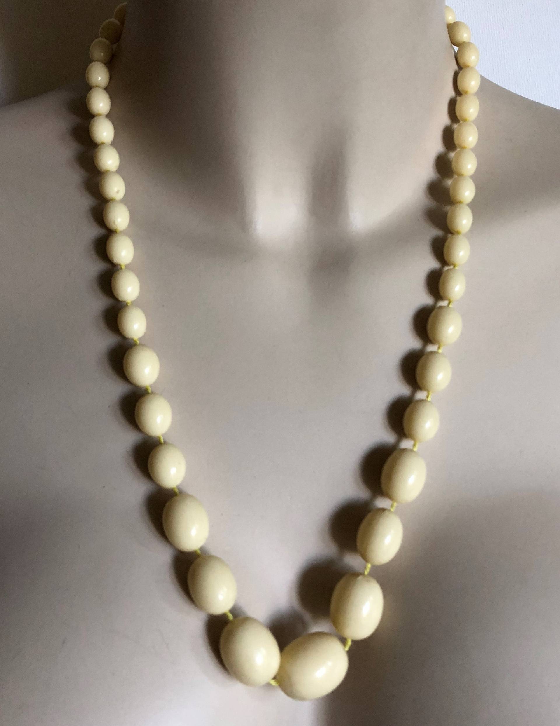 Halskette - Kunststoff Oval Abgestufte Creme Perlen von 20thCenturyStuff