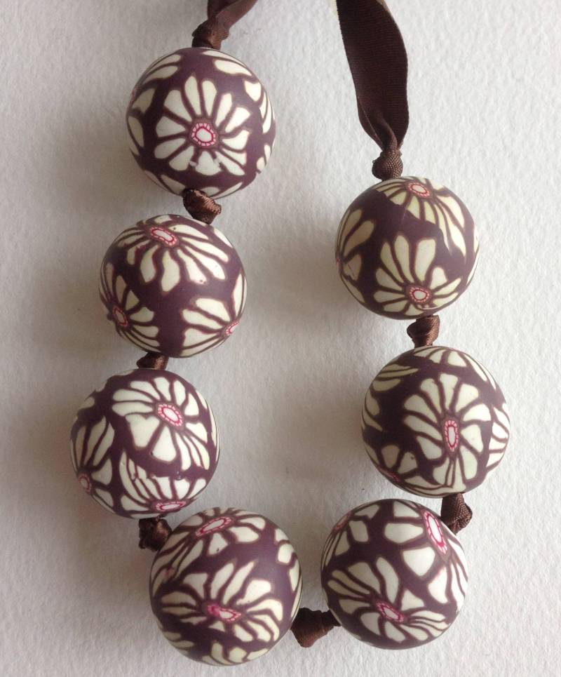 Halskette - Lila Und Creme Polymer Perlenkette Mit Großen Blumenmuster Halskette - Lila Und Creme Polymer Perlenkette Mit Großen Blumenmuster von 20thCenturyStuff