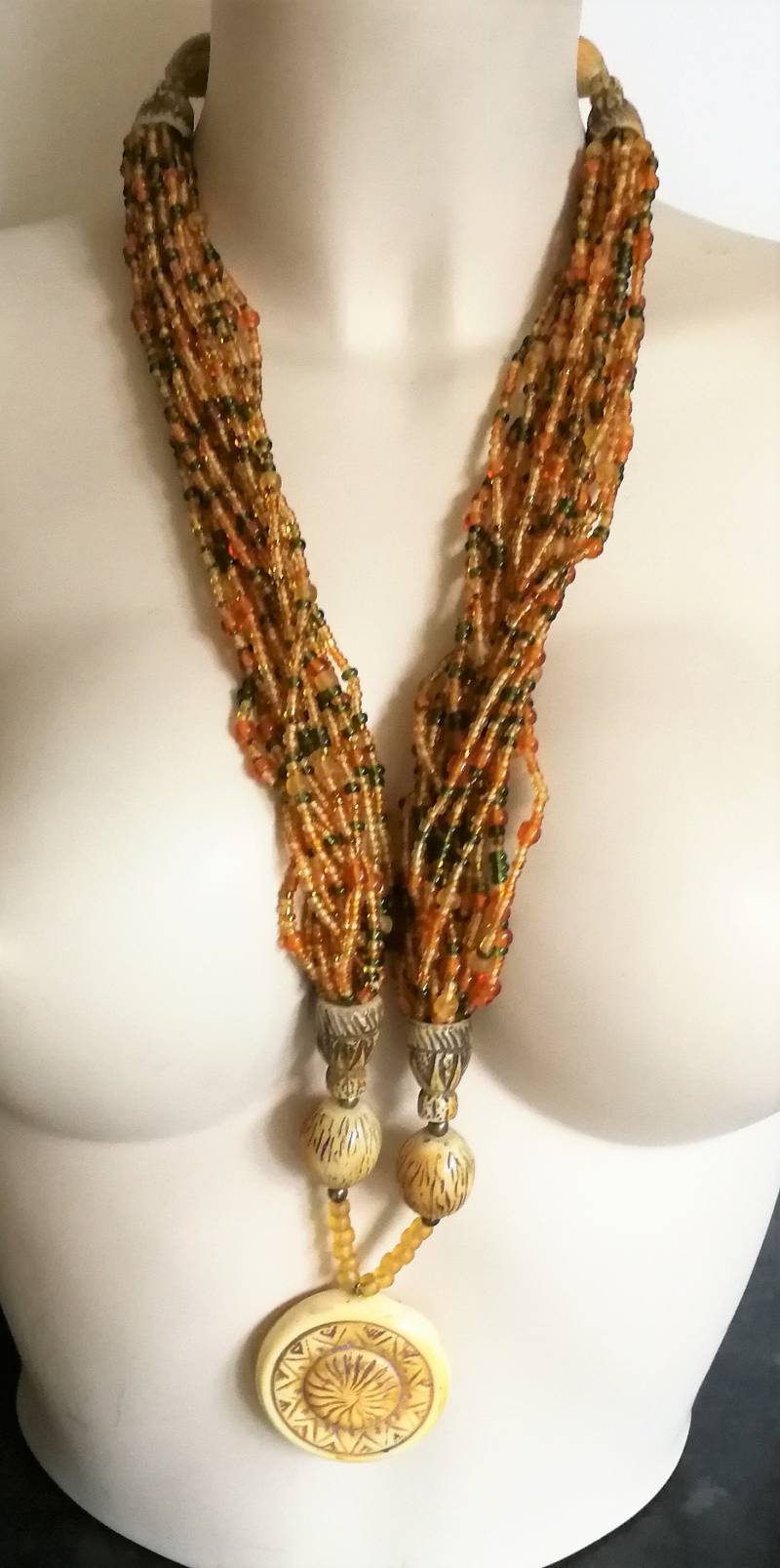 Kette - Auffallender Cremefarbener Anhänger Mit Geschnitzter Sonne Und Bernsteinfarbenen Glasperlen von 20thCenturyStuff