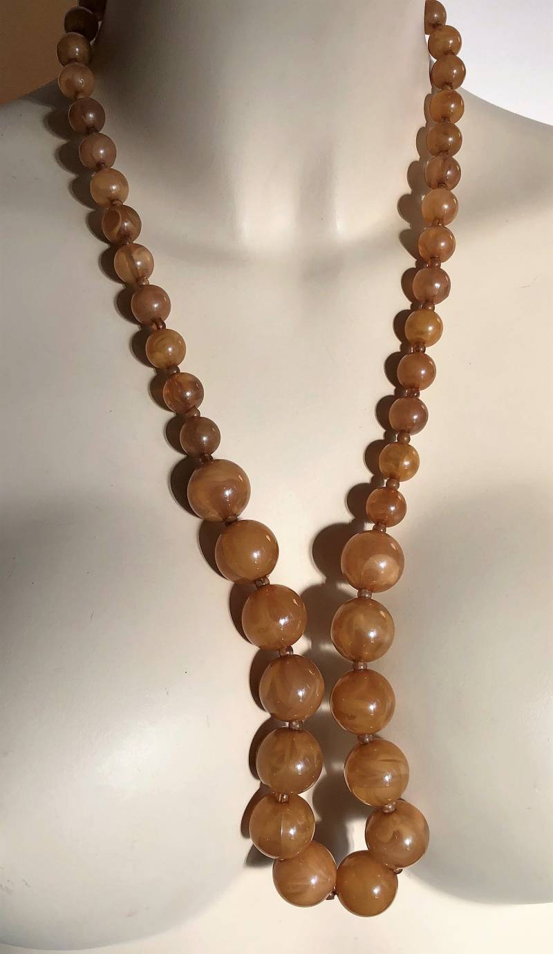 Lang Marmorierte Goldfarbene Plastikperlen Chunky Halskette von 20thCenturyStuff