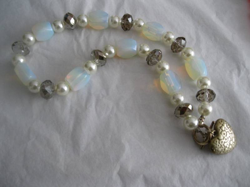 Opalisierende Kunststoffperlenkette - Modeschmuck Opalisierende Kunststoffperlenkette - Modeschmuck von 20thCenturyStuff