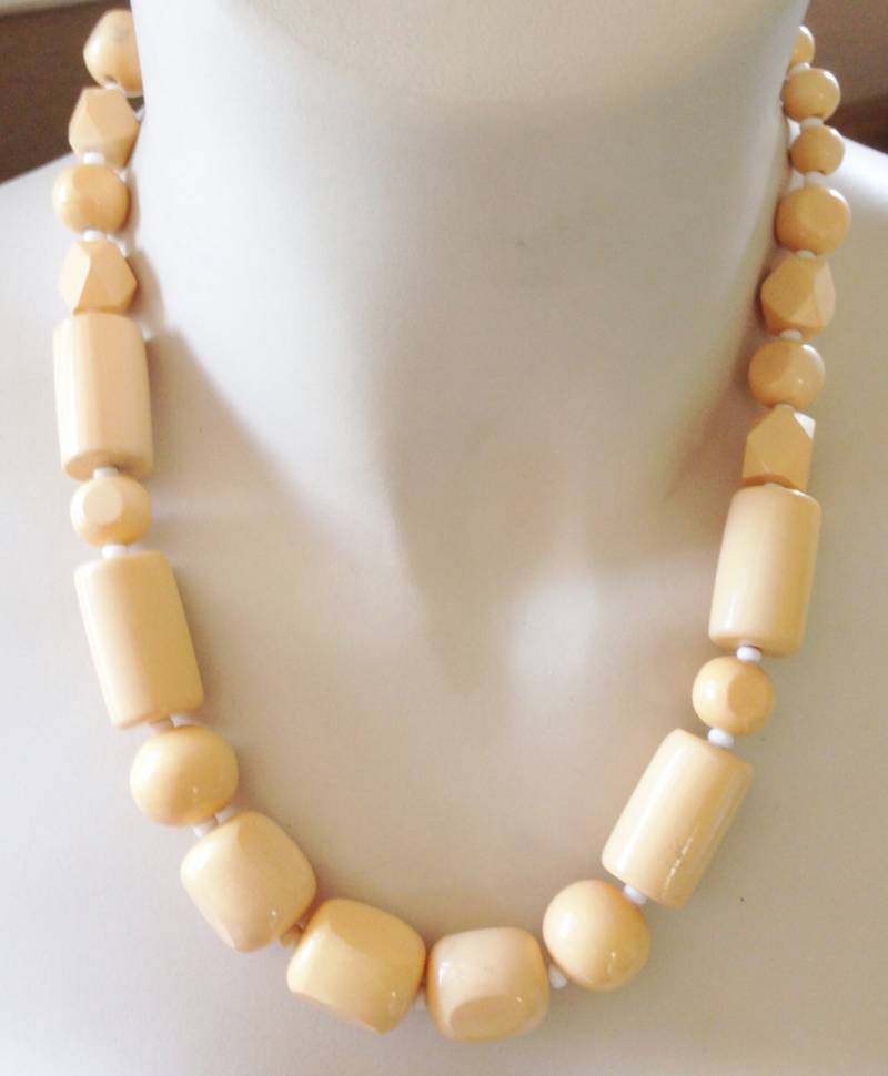 Pfirsich Kunststoff Perlenkette Chunky Modeschmuck Pfirsich Kunststoff Perlenkette Chunky Modeschmuck von 20thCenturyStuff