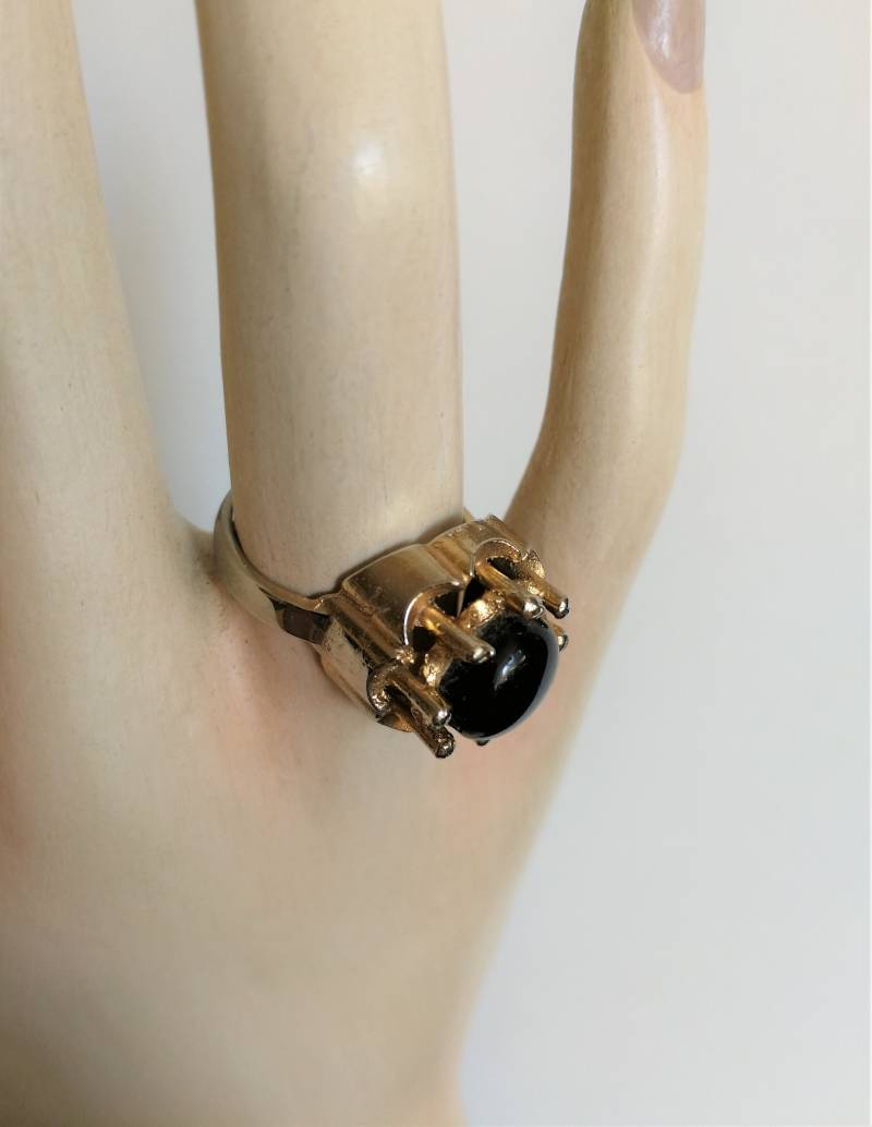 Ring - Wunderschöner Vintage Schwarzer Kunststoff Design Ring - Wunderschöner Vintage Schwarzer Kunststoff Design von 20thCenturyStuff