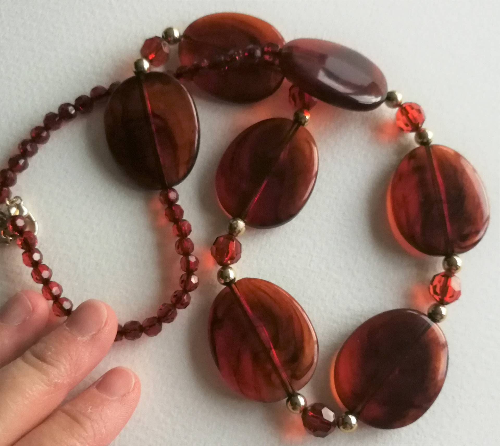 Rot Orange Kunststoffperlenkette Großes Oval Im Bernsteinstil von 20thCenturyStuff