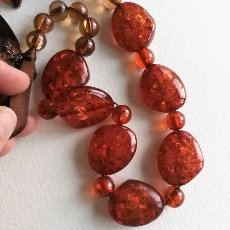 Rot Orange Melierte Kunststoffperlenkette Mit Braunem Band von 20thCenturyStuff