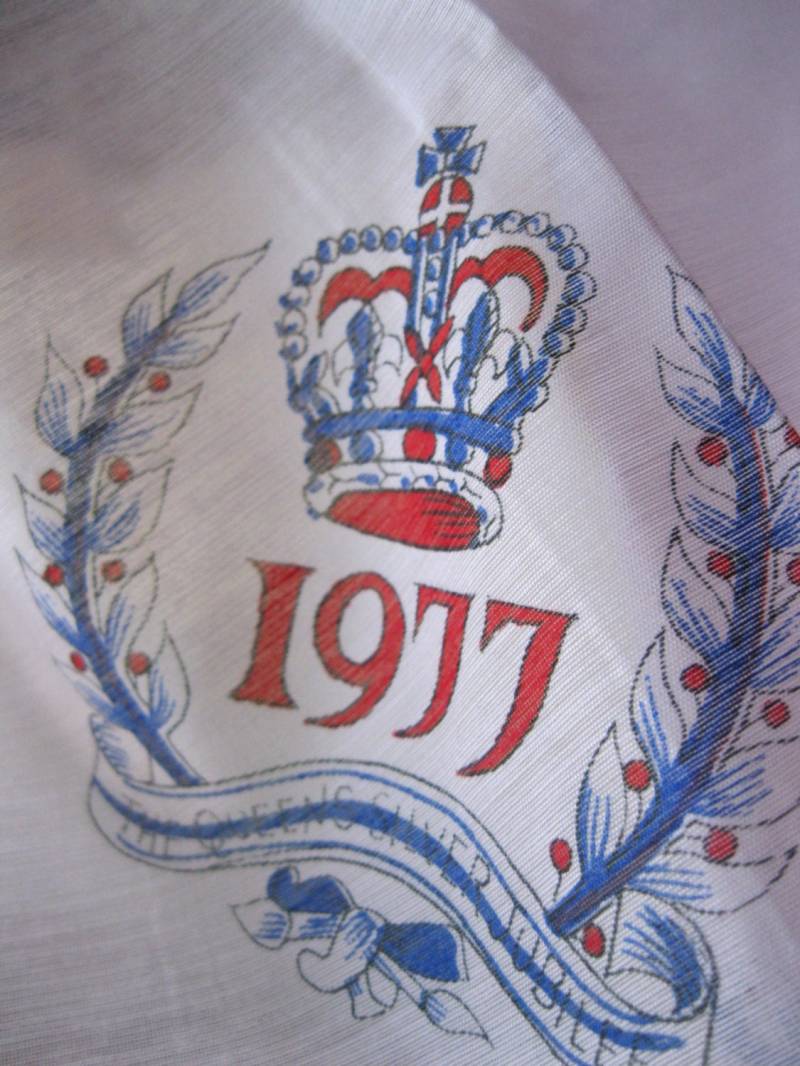 Vintage 1977 Queens Silver Jubilee Andenken Retro Schal Quadrat Vintage 1977 Queens Silver Jubilee Andenken Retro Schal Quadrat von 20thCenturyStuff