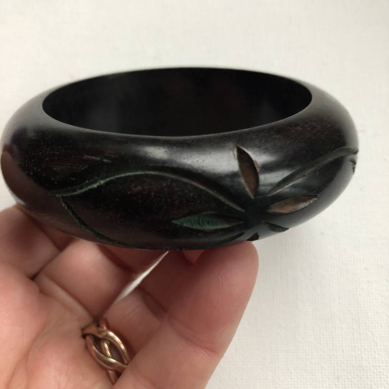 Vintage Schwarzer Geformter Kunststoff-Armreif Mit Geschnitztem Effekt, Fakelit Oder Bakelit? Vintage Schwarzer Geformter Kunststoff-Armreif Mit Geschnitztem Effekt, Fakelit Oder Bakelit? von 20thCenturyStuff