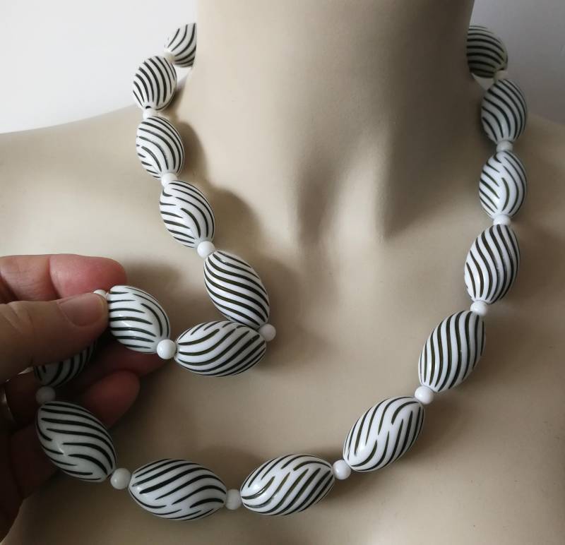 Weiße Grobstrick Kunststoff Perlenkette Funky Gestreifte Modeschmuck Weiße Grobstrick Kunststoff Perlenkette Funky Gestreifte Modeschmuck von 20thCenturyStuff
