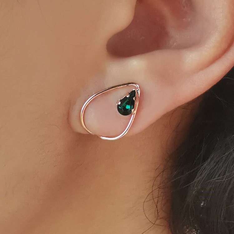 Minimale Ear Cuff, Emerald Kristallen Oorbellen, Swarovski Kristal, Niet Doorboorde Clip Op Oor, Huggie Oorbellen von 21APRILjewelry