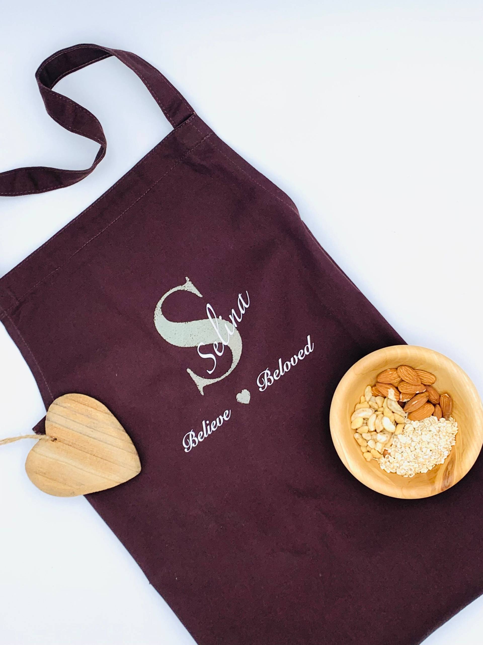 Personalisierte Schürze „Believe, Beloved" . 100 % Bio-Baumwolle, Nachhaltig. Farbe Braun. Individuelle Anfertigung Personalisierte Schürze „Believe, Beloved" . 100 % Bio-Baumwolle, Nachhaltig. Farbe Braun. Individuelle Anfertigung von 2204gogreenbasics