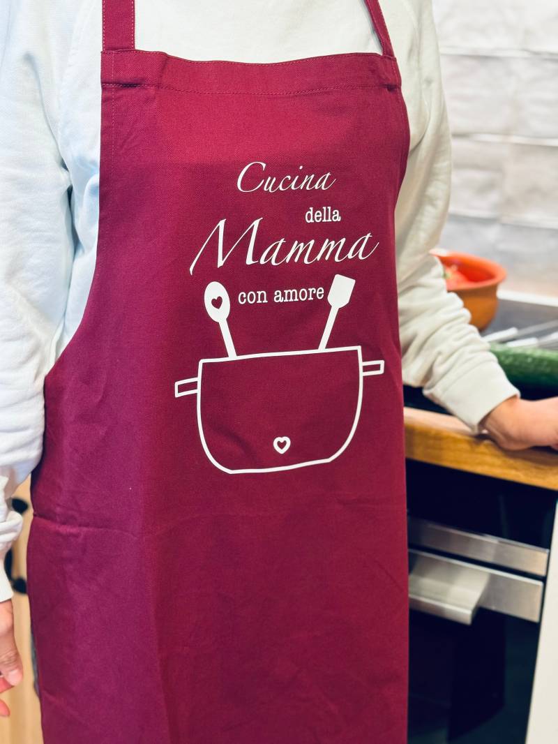 Schürze, „Mamas Küche Mit Liebe" Cucina Della Mamma Con Amore". 100 % Bio-Baumwolle, Nachhaltig. Individuelle Anfertigung Schürze, „Mamas Küche Mit Liebe" Cucina Della Mamma Con Amore". 100 % Bio-Baumwolle, Nachhaltig. Individuelle Anfertigung von 2204gogreenbasics