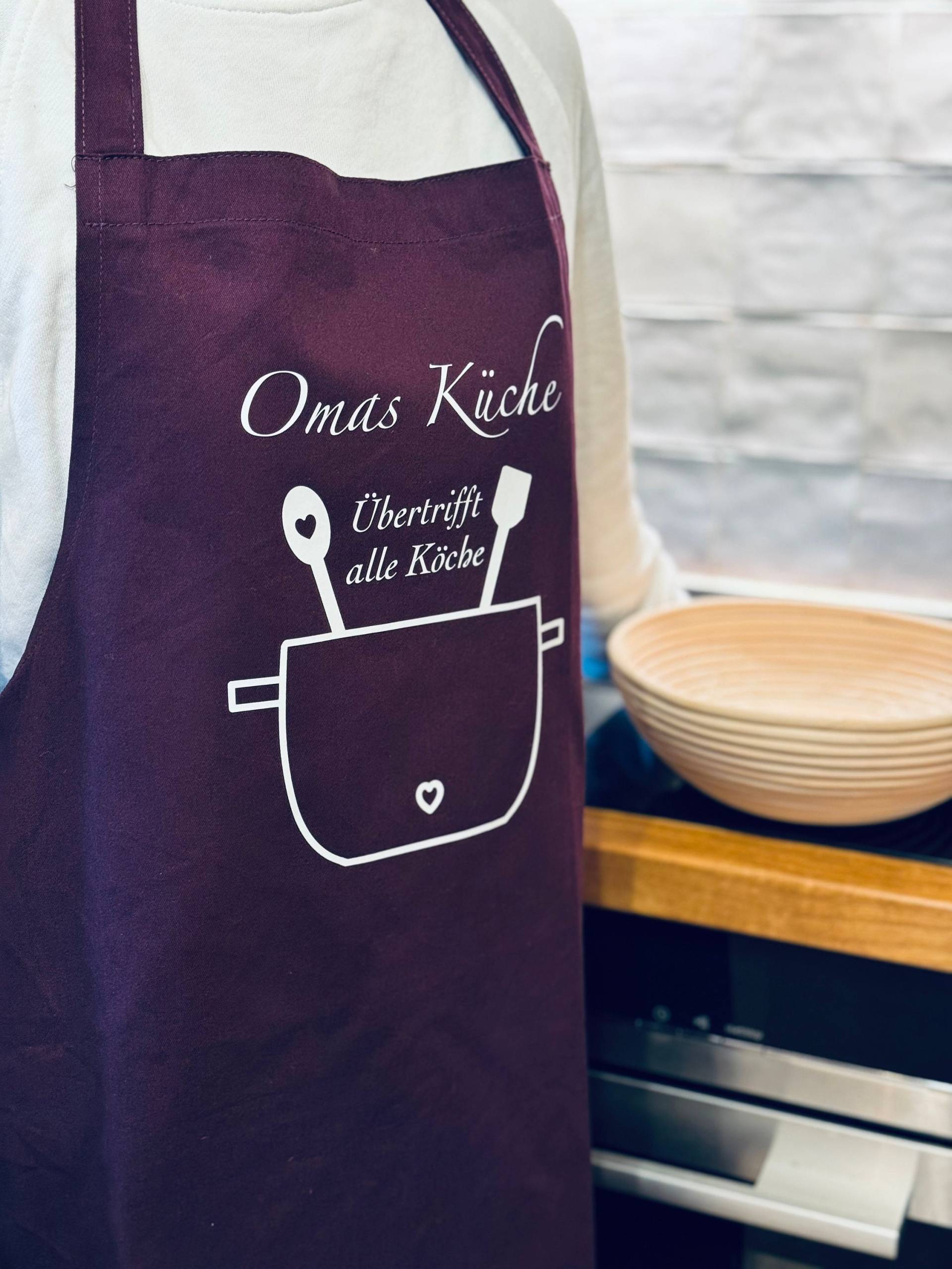 Schürze „Omas Küche Übertrifft Alle Köche" . 100 % Bio-Baumwolle, Nachhaltig. Individuelle Anfertigung Schürze „Omas Küche Übertrifft Alle Köche" . 100 % Bio-Baumwolle, Nachhaltig. Individuelle Anfertigung von 2204gogreenbasics