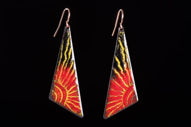 Boho Emaille Dreieck Ohrringe, Rot Schwarz Sunburst, Kupfer Ohrhaken von 222Creations